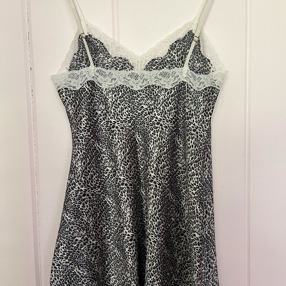 Victoria's Secret Lingerie Satin Slip Lace aplique Leopard print S NWT - Picture 2 of 9